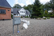 Der Hof Vilkjrgrd liegt in Dnemark, aber um zum Briefkasten zu gelangen, muss der Brieftrger den Wilmkjerweg entlang fahren, der auf deutschem Hoheitsgebiet liegt. Aufnahme: 28. Juli 2023.