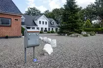 Der Hof Vilkj�rg�rd liegt in D�nemark, aber um zum Briefkasten zu gelangen, muss der Brieftr�ger den Wilmkjerweg entlang fahren, der auf deutschem Hoheitsgebiet liegt. Aufnahme: 28. Juli 2023.