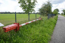 Der Grenzbergang Ellund Mosevej am Grenzstein Nummer 78 an der deutsch-dnischen Grenze war ein sehr kleiner bergang, der nur von einer kleinen Gruppe von Ortssssigen mit einer Sondergenehmigung berquert werden durfte. Der bergang ist heute geschlossen. Es existiert nur noch der Schlagbaum. Aufnahme: 28. Juli 2023.
