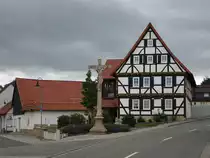 Holungen, Wegkreuz und Fachwerkhaus an der Teichstra�e (01.07.2023)