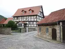 Haur�den, Fachwerkhaus in der Gasse (01.07.2023)