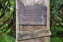 Gem�� den meisten Darstellungen wurde der Schrein von Fr�slev im Jahr 1872 von Hans J�rgensen aus Ellund beim Torfstechen entdeckt. Der Fundort in einem gro�en Moorgebiet befindet sich in unmittelbarer N�he der heutigen deutsch-d�nischen Grenze, westlich des Ortes Fr�slev (Fr�slee). Ein Obelisk aus Eiche markiert heute den Fundort.
Aufnahme: 30. Juli 2023.