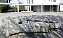 Freiburg-Mooswald, Brunnen auf dem Platz vor der Markuskirche, Mrz 2023