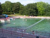 ERFURT, Sommer 2006 im Nordbad. Blick zur Rutsche und den Nichtschwimmerbereich