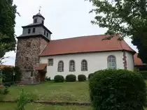 Klein Lengden, evangelische St. Johannes der T�ufer, mittelalterliche verputzte Saalkirche, Langhaus erweitert 1722 (29.06.2023)