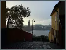 Ein Regenschauer geht am 17.05.2023 �ber Stockholm nieder. Vom Mariaberget s�dlich der Altstadt f�llt der Blick auf das Rathaus und das Stadtzentrum.