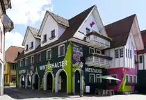 Elzach, die Metzgerei Winterhalter, mit auff�lliger Fassadenmalerei, Juli 2022