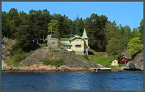Die Rhenborg wurde in den 1890er Jahren vom Architekten Claes Grundstr�m aus Teilen abgerissener H�user Stockholms auf der Insel V�rholma errichtet. Daneben eine historische Villa mit eigenem Bootsanleger. (18.05.2023)