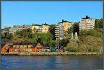 Zahlreiche neue Wohngebiete sind in den letzten Jahren in den Vororten von Stockholm entstanden. Im Ort Nacka wurden zwei Moai-Statuen oberhalb des Hafens errichtet. (18.05.2023)