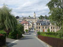 Markneukirchen, Ausblick auf die Strae des Friedens und Marktplatz mit St. Nicolai Kirche (22.07.2023)