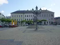 Oelsnitz/Vogtland, Geb�ude und Sperkenbrunnen am Markt (22.07.2023)