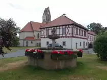 Sch�nberg am Kapellenberg, Brunnen, Pfarrhaus und evangelische St. Marien Kirche (22.07.2023)