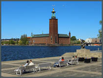 Das 1911 - 1923 erbaute Rathaus Stockholms liegt am Ufer des Mlarsee im Zentrum der schwedischen Hauptstadt. Gegenber dem Rathaus liegt die Insel Riddarholmen. Dort erinnert eine Statur an den schwedischen Snger und Knstler Evert Taube. (Stockholm, 19.05.2023)
