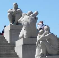 
Der Frognerpark in Oslo am 04.06.2023. Der bedeutenste norwegische Bildhauer, Gustav Vigeland, hat in diesem Park eine einzigartige Sammlung von 212 lebensgroen Stein-, Gusseisen- und Bronzeskulpturen geschaffen. Das Thema des Parks ist eine Ode an das Leben. Vigeland ging es in erster Linie darum, menschliche Beziehungen abzubilden.