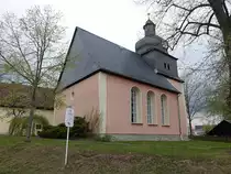 Hohen�lsen, evangelische Dorfkirche, romanische Chorturmkirche, Langhaus erbaut 1700 (29.04.2023)