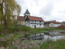 Schptitz, evangelische St. Nikolaus Kirche und Fachwerkhuser am Dorfteich, Kirche erbaut im 12. Jahrhundert (29.04.2023)