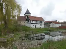 Sch�ptitz, evangelische St. Nikolaus Kirche und Fachwerkh�user am Dorfteich, Kirche erbaut im 12. Jahrhundert (29.04.2023)