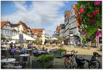 Straencafs in der Celler Altstadt. Blick auf den Marktplatz. Celle in der Sdheide im August 2023 