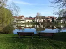 H�user am Dorfteich von Lausnitz bei Neustadt an der Orla (22.04.2023)