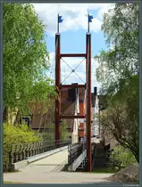 Die hlzerne Schrgseilbrcke Korngrndsbron berquert den Fluss Selngersn in Sundsvall. Hier befindet sich das Gelnde der Mittuniversitetet. (Sundsvall, 20.05.2023)