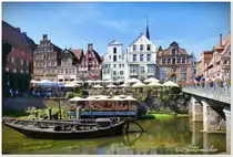 Blick ber die Ilmenau in Lneburg. Ein warmer und sonniger Sptsommertag, die Besucher relaxen in den zahlreichen Straencafs. Anfang September 2023 