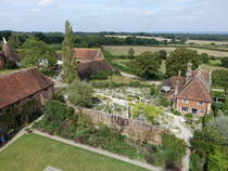 Ausblick vom Doppelturm auf Schloss und Wirtschaftshof von Sissinghurst Castle (03.09.2023)