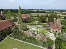 Ausblick vom Doppelturm auf Schloss und Wirtschaftshof von Sissinghurst Castle (03.09.2023)