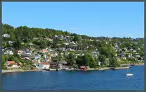 Dank seiner zahlreichen Holzh�user ist die Stadt Dr�bak am Oslofjord ein beliebtes Ausflugsziel. Historisch bekannt wurde der Ort durch die in der N�he erfolgte Versenkung des deutschen Kreuzers Bl�cher im 2. Weltkrieg. (28.05.2023)