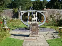 Herstmonceux Castle, Denkmal f�r John Flamsteed im Schlo�park (04.09.2023)