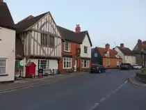 Bradwell-on-Sea, Fachwerkh�user und Pub The Kings Head in der High Street (06.09.2023)