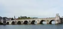 Sint Servaasbrug, �berspannt die Maas in Maastricht auf einer L�nge von 160 m, sie Dient als Fu�g�nger und Fahrradbr�cke. 
Errichtet wurde die Br�cke von 1280 bis 1298, (Wikipedia) Aufgenommen bei einer Schiffsrundfahrt auf der Maas. (Jeanny) 06.10.2023