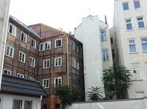 Hamburg-Neustadt am 21.6.2023: im Hinterhof des Wohngeschftshauses Dammtorstrae 21, zu sehen sind die Rckseiten der Huser Esplanade Nr. 29, erbaut um 1830 und das Etagengeschftshaus Colonnaden Nr. 21, erbaut 1878 bis 1879 /