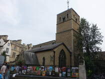 Cambridge, Pfarrkirche St. Benedikt mit angelschsischen Turm, erbaut ab 1000, ltestes Gebude im Cambridge, Kirchenschiff erbaut im 13. Jahrhundert, Nordschiff neu erbaut 1853, Sdschiff von 1872 (08.09.2023)