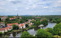 Sicht von der Oberburg Giebichenstein auf den Stadtteil Krllwitz in Halle an der Saale, mit der evangelischen Petruskirche und im Hintergrund dem Petersberg.

🕓 29.6.2023 | 15:16 Uhr
