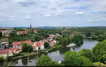 Sicht von der Oberburg Giebichenstein auf den Stadtteil Kr�llwitz in Halle an der Saale, mit der evangelischen Petruskirche und im Hintergrund dem Petersberg.

🕓 29.6.2023 | 15:16 Uhr