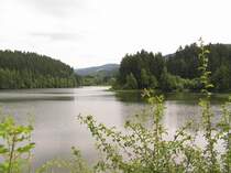 Vorsperre vom Ssestausee im Harz bei Osterode. Vom Ausgangspunkt des Fotos sieht man auf der Brcke die Vor- und die Hauptsperre, auf der Strae kommt man 1. nach Osterode und 2. in den Hochharz. 