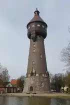 Heide/Holstein am 10.4.2023: Der Wasserturm befindet sich am Ostpool in einer Parkanlage, nord�stlich des Marktplatzes. Der Turm wurde im Jahr 1903 errichtet und gilt als Wahrzeichen der Stadt. Mit 4 Meter �berragt er den Kirchturm von Heide.