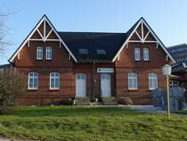 Rendsburg am 8.4.2023: ehemalige Kanal-Meisterei Rendsburg gegenber dem Kreishafen, erbaut 1896, 2006 entkernt und umgebaut, die Fassade wurde erhalten, heute Hotel und Restauration /