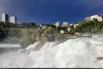Umgeben von Hochh�usern, flie�en gewaltige Wassermassen den Rheinfall in Neuhausen (CH) hinunter. Nach heftigen Regenschauern blinzelte die Sonne kurz durch die dunklen Wolken.

🕓 28.7.2023 | 18:41 Uhr