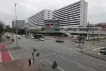 Hamburg am 22.3.2023: die Kreuzung Hamburger / Adolph-Sch�nfelder- / Wagnerstra�e im Stadtteil Hamburg-S�d, dahinter das Einkaufszentrum „Hamburger Meile“ /