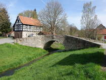 Rbschtz, alte Steinbrcke ber den Wiedabach und Gemeindehaus (22.04.2023)