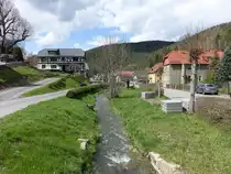 D�schnitz, H�user an der Ortsstra�e entlang der wei�en Sorbitz (23.04.2023)