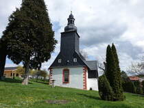 Unterschbling, evangelische St. Andreas Kirche, erbaut im 14. Jahrhundert, Kirchturm von 1644 (23.04.2023)