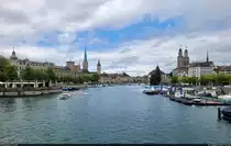 Unmittelbar, bevor die Limmat in den Z�richsee m�ndet, hat man von der Quaibr�cke diese Sicht auf Z�rich (CH). Im Bild die T�rme des Fraum�nster, der Altstadtkirche St. Peter und des Grossm�nster.

🕓 1.8.2023 | 15:02 Uhr