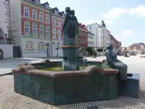 Schm�lln, Marktbrunnen am Marktplatz, erbaut 1988 durch Christian Uhlig (24.06.2023)