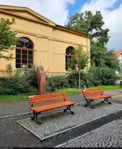 Zwei von insgesamt 40 neuen B�nken entlang der alten Stadtbefestigungsanlage in Aschersleben, hier in der Augustapromenade auf H�he der Kreismusikschule. In einer beispiellosen Aktion haben B�rgerinnen und B�rger der Stadt alle B�nke innerhalb eines Tages erneuert. Diese wurde auch vom <a href= https://www.mdr.de/galerien/index.php?/category/971  target= _blank >MDR</a> begleitet.

🕓 16.8.2023 | 11:00 Uhr