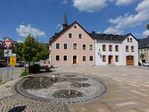 Elterlein, Huser und Brunnen am Marktplatz (19.08.2023)