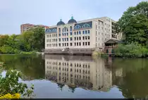 Hier hat sich richtig was getan: Die alte Freyberg-Brauerei in der S�dlichen Innenstadt von Halle (Saale) wird gerade saniert. Nach der Schlie�ung 1990 lag sie jahrelang brach, nun entstehen hier neue Wohnungen. Mit der urspr�nglichen Fassade des denkmalgesch�tzten Geb�udeteils am Saaleufer hat dies allerdings nicht mehr viel zu tun. Statt fr�her zwei Geschossen besitzt das alte Brauereihaus nun drei. Dahinter schlie�t sich ein kompletter Neubau an.

🕓 26.8.2023 | 15:48 Uhr