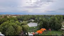 Einmaliger Blick vom Riesenrad auf die Ziegelwiese in Halle (Saale), im Vordergrund mit Font�nen-Teich. Im Hintergrund sieht man noch die Silhouette der f�nf T�rme, bestehend aus Marktkirche und Rotem Turm. An jedem letzten August-Wochenende ist hier Laternenfest. Dabei werden auch etliche Fahrgesch�fte aufgestellt.

🕓 26.8.2023 | 19:01 Uhr