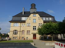 Burkhardtsdorf, Rathaus am Markt, stattlicher Putzbau mit Mansarddach und Dachreiter, erbaut 1920 (20.08.2023)